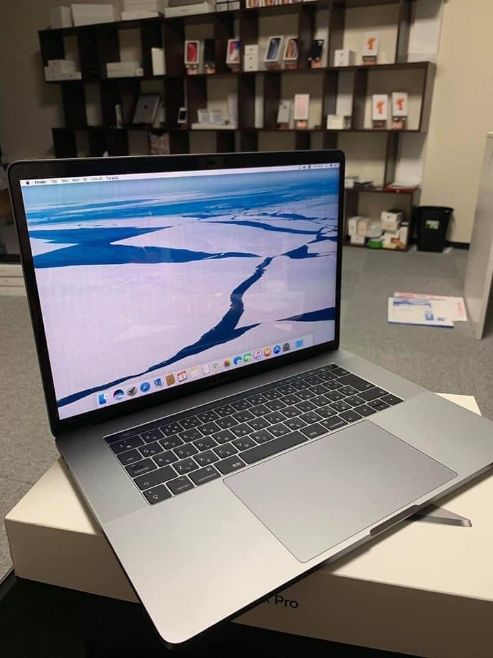 Mac Book pro15 2018 i7 16GB 500gb